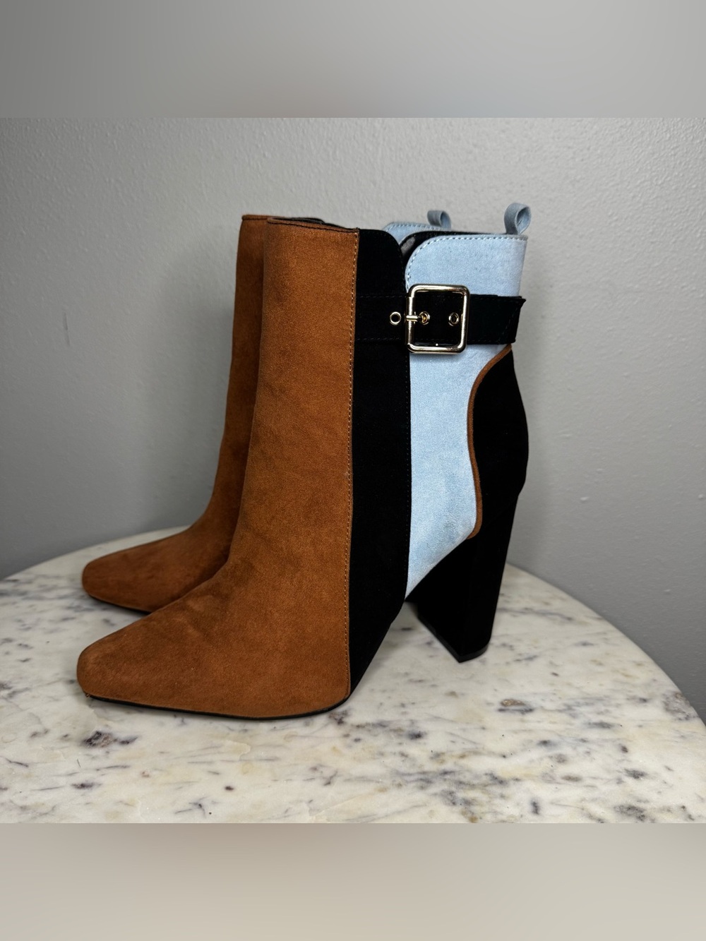 Just Fab Linnette Booties Size 8
Vegan Suede boots shoes heels maximalist